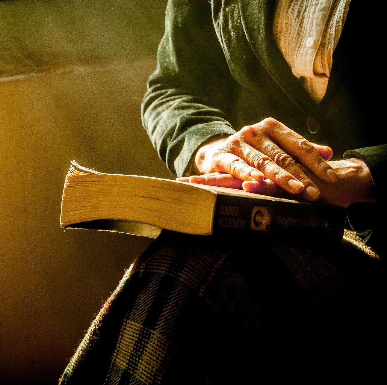 Frau mit Buch